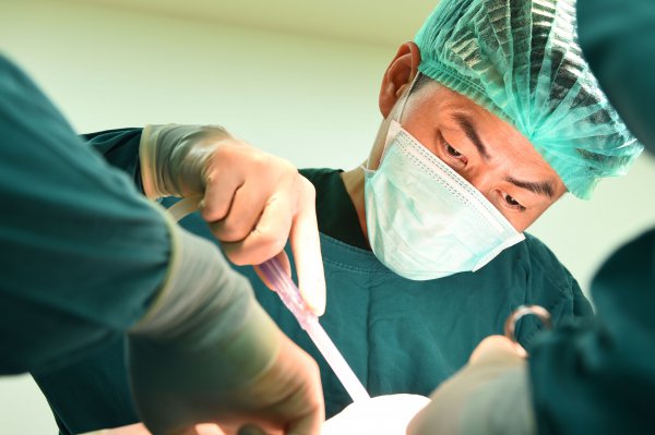 福建小伙刷牙误吞18cm牙刷，网友：我和我的小伙伴齐惊呆了.